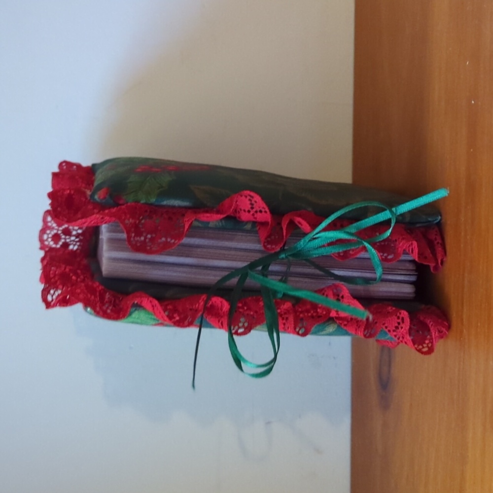 Vintage Handmade Padded And Laced Christmas Holley Berry Photo Album - Picture 2 of 5